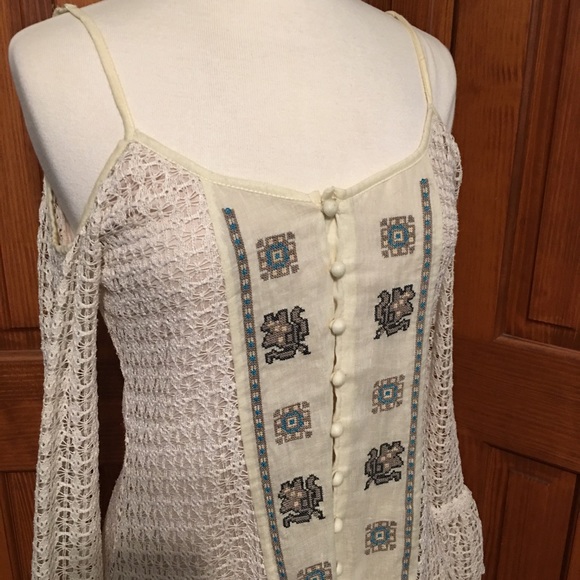 Altar’d State cold shoulder boho top - Picture 2 of 6